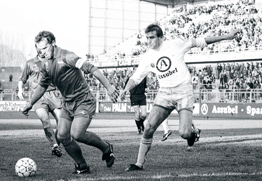 Gerard Plessers in duel met Jan Ceulemans, in het eerste seizoen van de fusieclub.