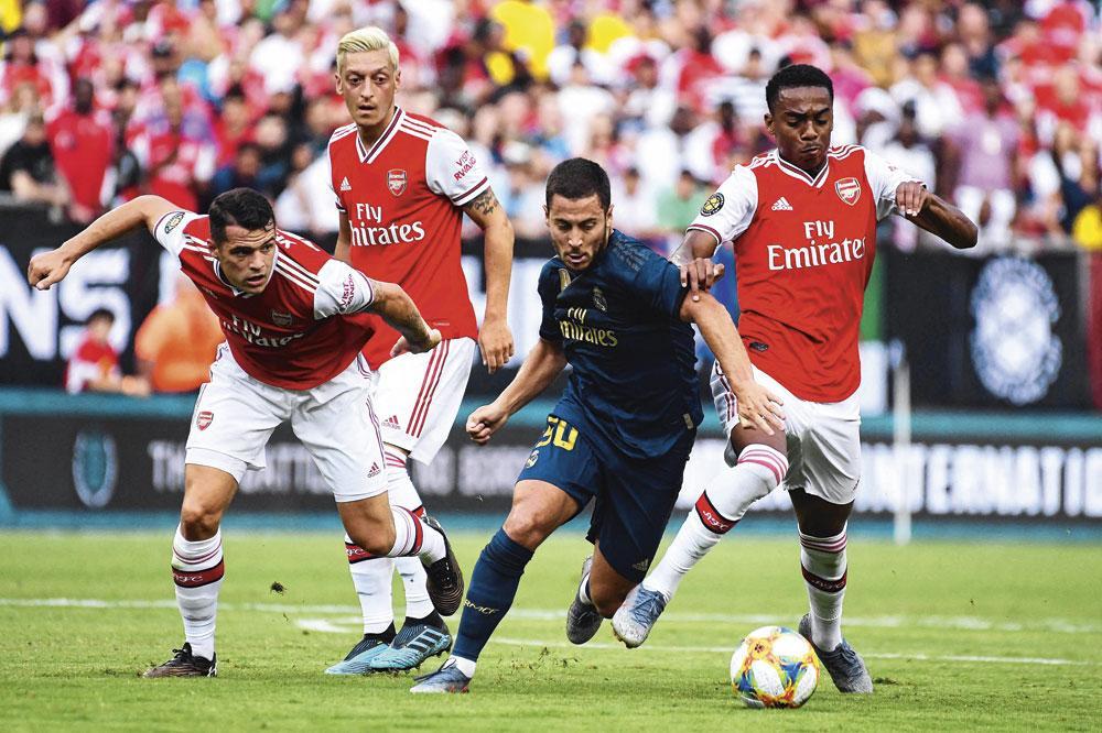 Eden Hazard zoals we hem kennen: kinderlijk eenvoudig glipt hij langs zijn tegenstanders, in dit geval in een oefenduel met Arsenal.