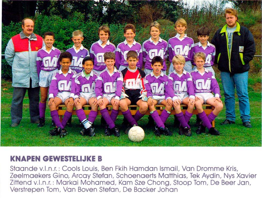 Matthias Schoenaerts (staand, tweede speler van rechts) bij de gewestelijke knapen van Beerschot in 1991, rond zijn 13e.