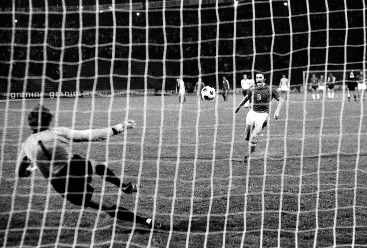 Antonin Panenka maakte zich onsterfelijk met deze penalty in de EK-finale van 1976.