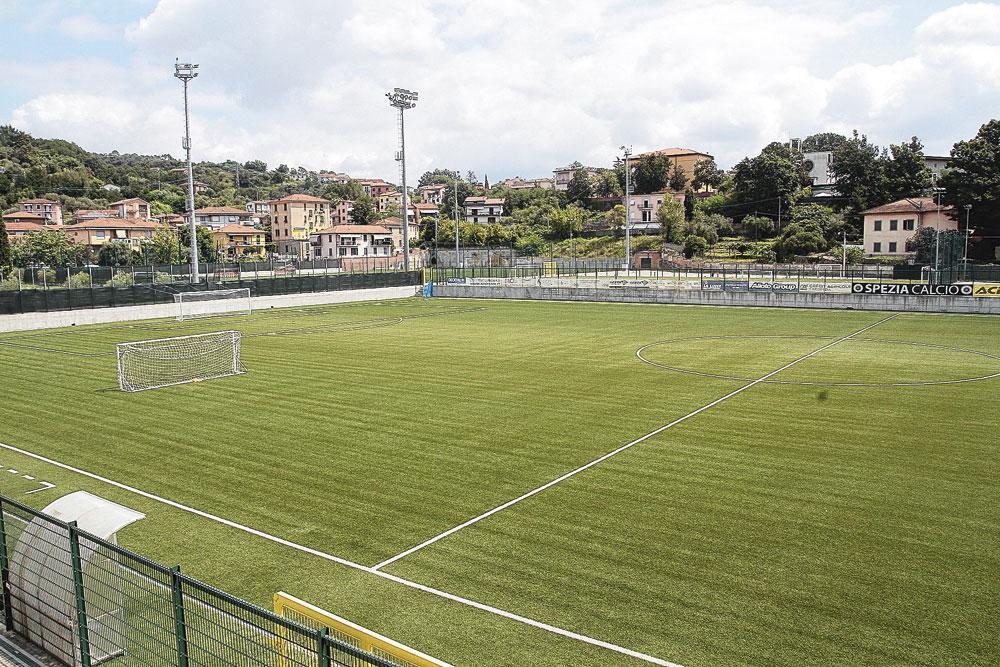 Het veld van Spezia Calcio waar David Okereke op doelpunenjacht ging.