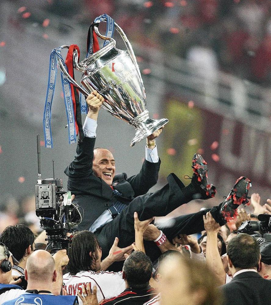 Na de gewonnen Champions Leaguefinale van 2007, de laatste van AC Milan, werd de toenmalige voorzitter Silvio Berlusconi op de schouders gehesen.
