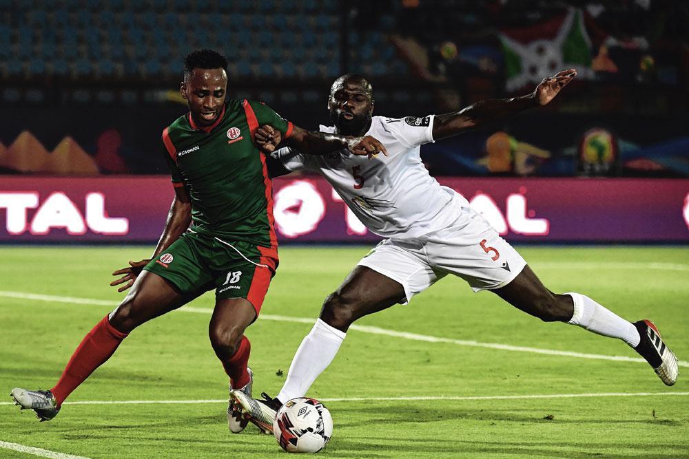 Saido Berahino (links) vecht om de bal met Ernest Seka tijdens Burundi-Guinee (0-2) op de recente Afrika Cup.