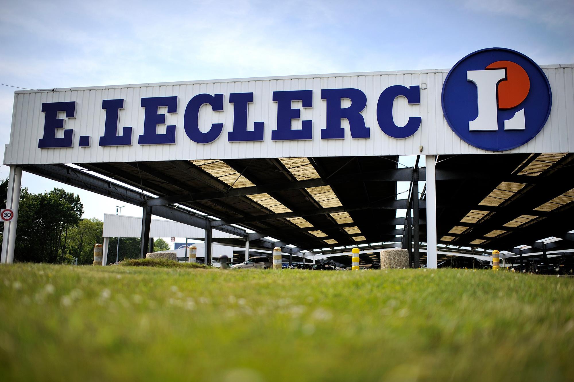 Supermarktketen en grote sponsor van de Tour E. Leclerc beogn in Landerneau.