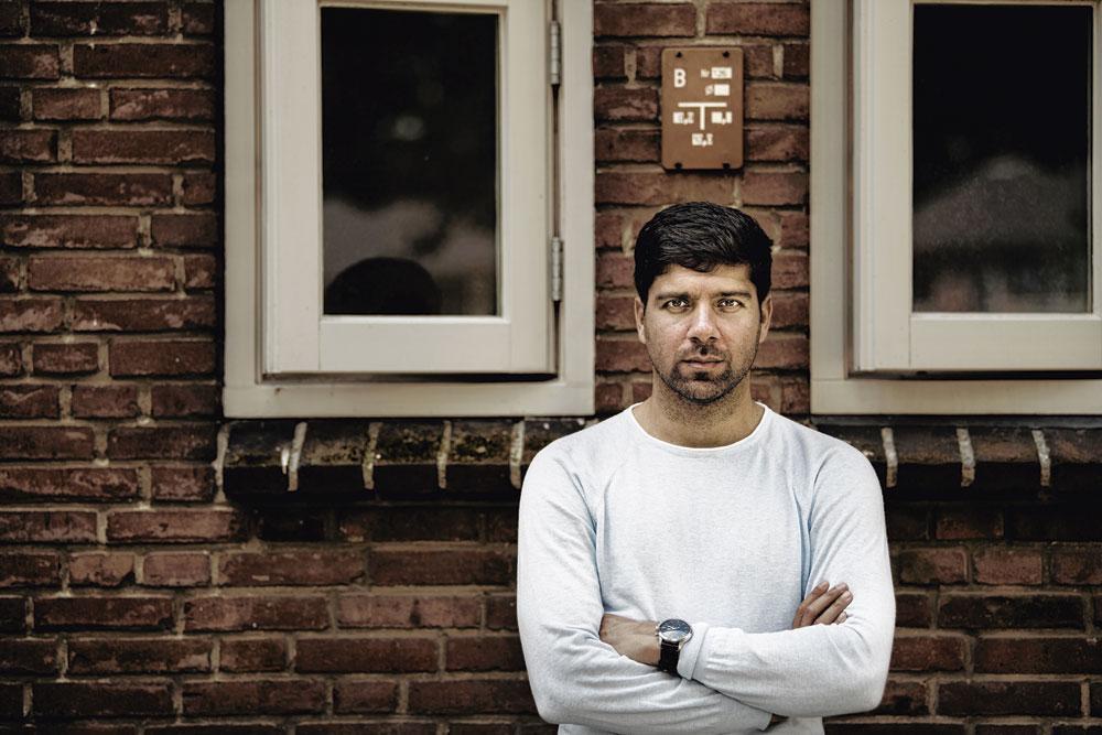 Anoush Dastgir voor zijn rijhuis in Wijchen: 'Niemand in de Eredivisie zit op mij te wachten.'
