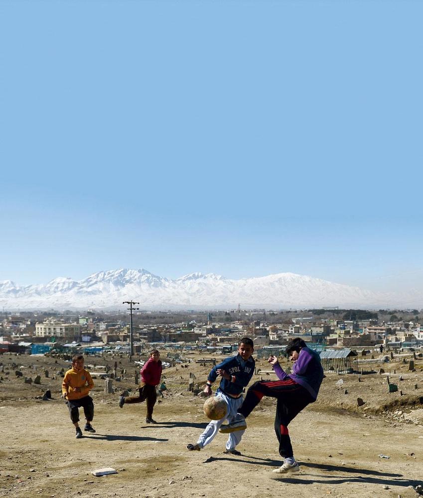 Jongeren spelen voetbal in Kaboel, de hoofdstad van Afghanistan. Anoush Dastgir: 'Door de oorlog hebben Afghanen niet veel om mee te pronken. Het klein beetje trots dat overblijft, gaat naar de nationale voetbalploeg.'