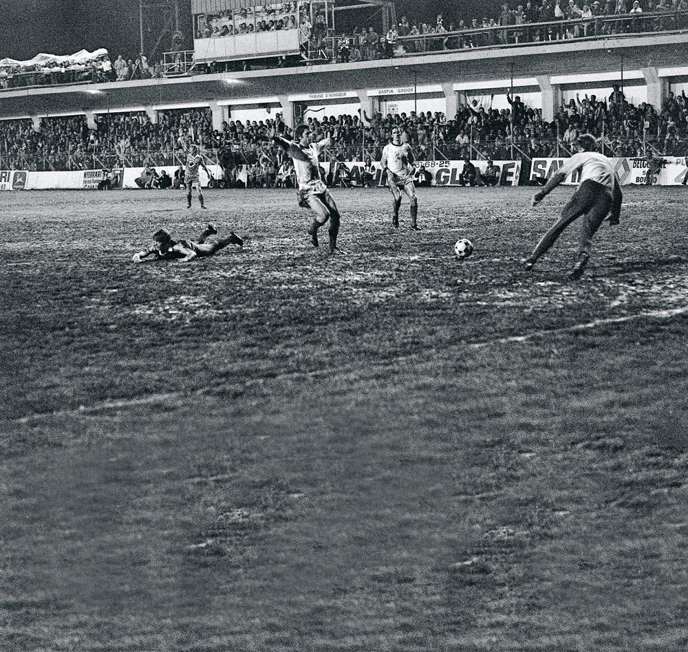 De heenwedstrijd Bastia-PSV werd op een compleet doorweekt veld afgewerkt.