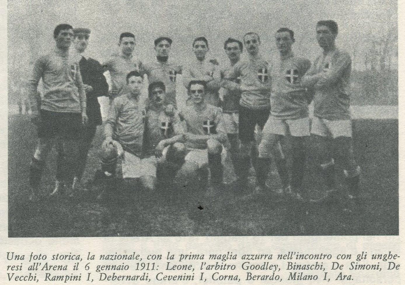 De Italiaanse nationale ploeg in 1911 voor de strijd tegen Hongarije. Voor het eerst met de blauwe truitjes. Let ook op de witte broeken en het duidelijke Savoie-kruis op de borst