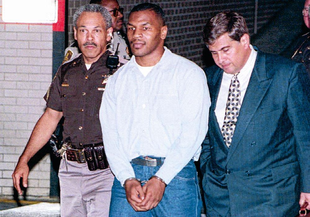 In juni 1994 komt de van verkrachting beschuldigde Mike Tyson de rechtbank uit.