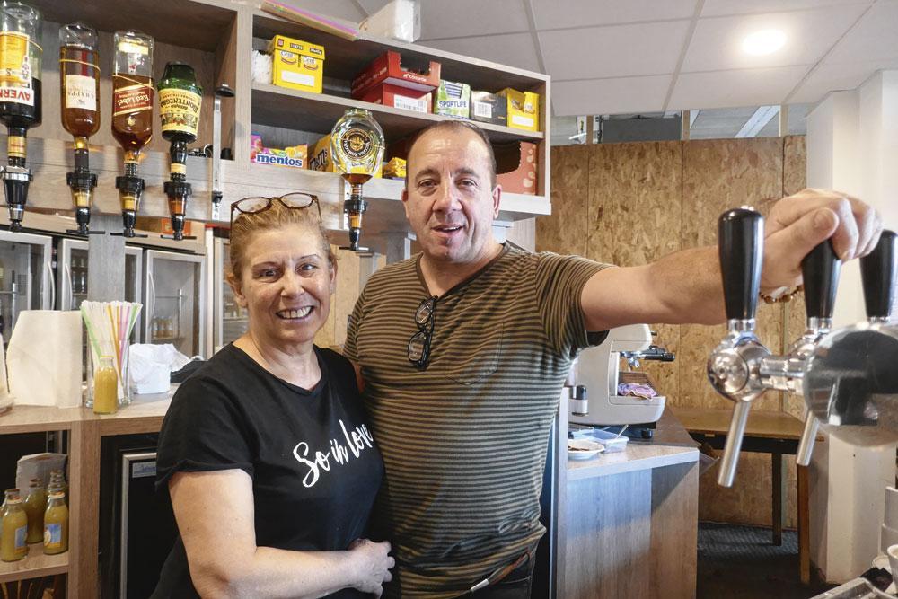 Jolanda en Giovanni baten een café uit in Waterschei.