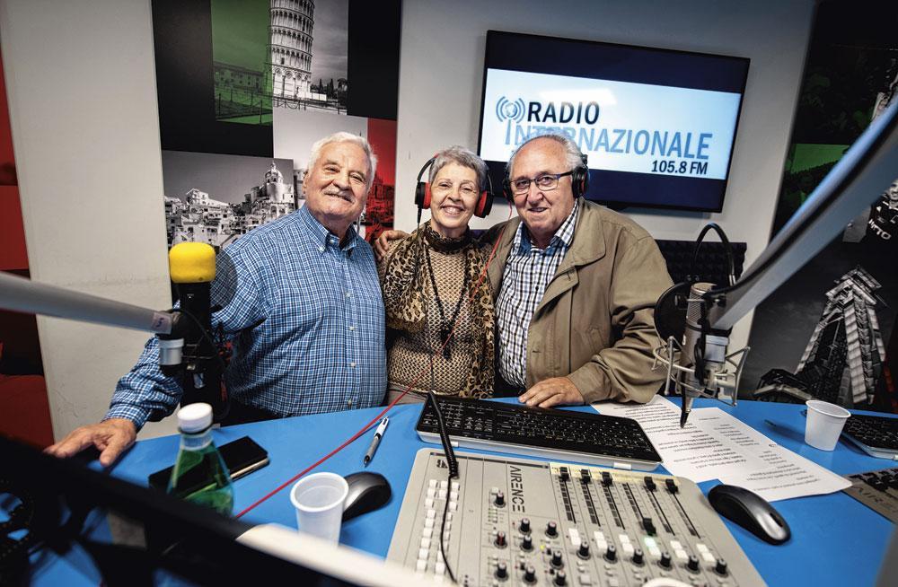 De neven Fortunato Santelia bij de radiopresentatrice.