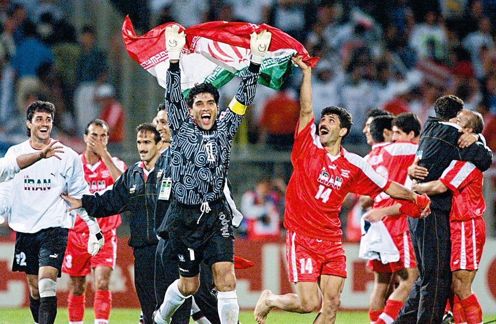 De Iraniërs vieren hun overwinning tegen de Verenigde Staten op het WK van 1998.
