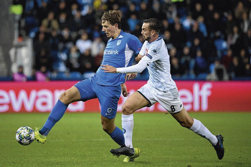 Sander Berge in duel met Fabián Ruiz van Napoli op de tweede speeldag van de Champions League.