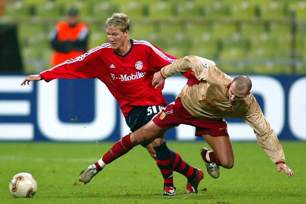 Schweinsteiger maakte op zijn 18 zijn debuut voor Bayern München in de Champions League tegen Lens.