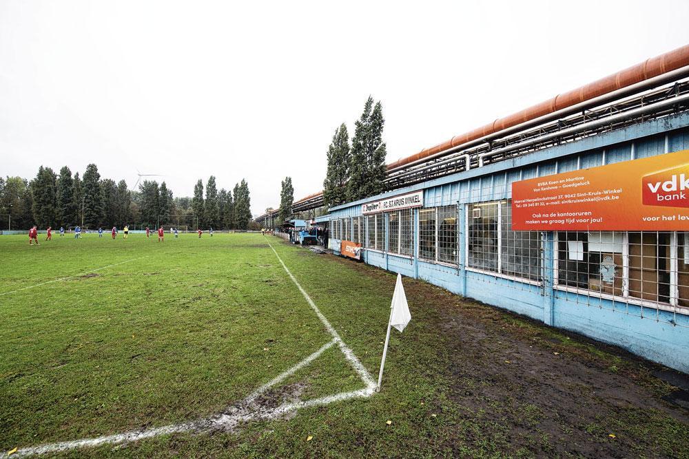 FC Sint-Kruis-Winkel ligt nu nog aan staalfabriek Arcelor Mittal, maar zal later dit jaar verhuizen naar de andere kant van de kennedybaan.