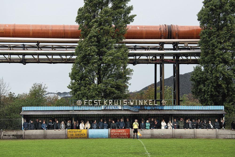 FC Sint-Kruis-Winkel ligt nu nog aan staalfabriek Arcelor Mittal, maar zal later dit jaar verhuizen naar de andere kant van de kennedybaan.