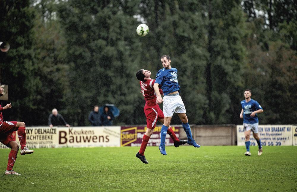 FC Sint-Kruis-Winkel ligt nu nog aan staalfabriek Arcelor Mittal, maar zal later dit jaar verhuizen naar de andere kant van de kennedybaan.