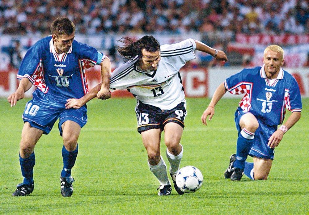 Kapitein Zvonimir Boban probeert Jens Jeremies van de bal te zetten in de kwartfinale van het WK 1998.