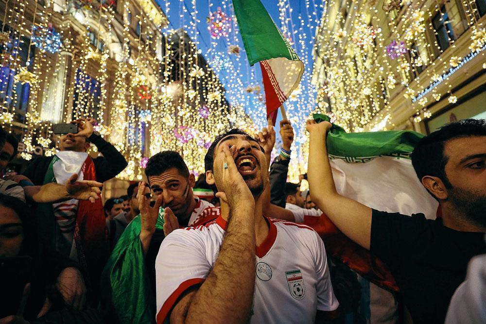 Fans van Iran blazen verzamelen in de buurt van het Rode Plein in Moskou.