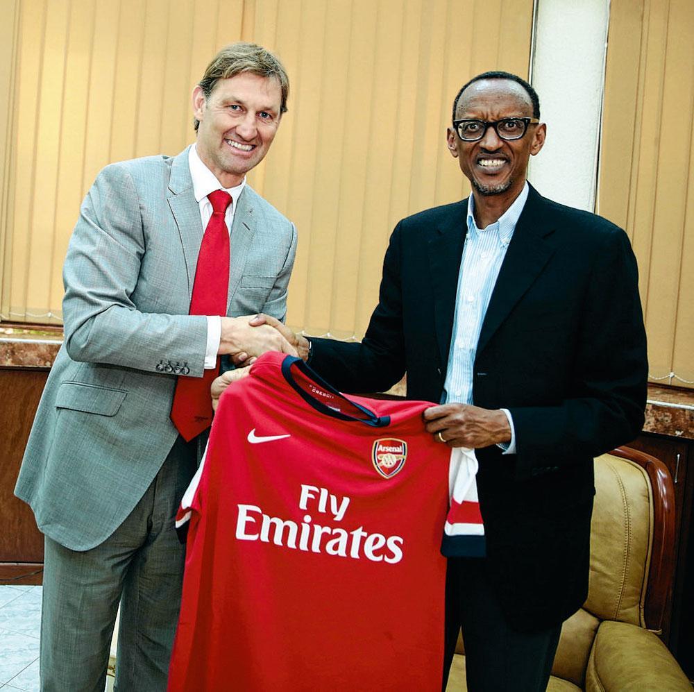 Paul Kagame ontving in 2014 een Arsenalshirt van ex-speler Tony Adams. 'De president van Rwanda wil vooral zichzelf op de wereldkaart zetten', aldus VRT-journalist Peter Verlinden.