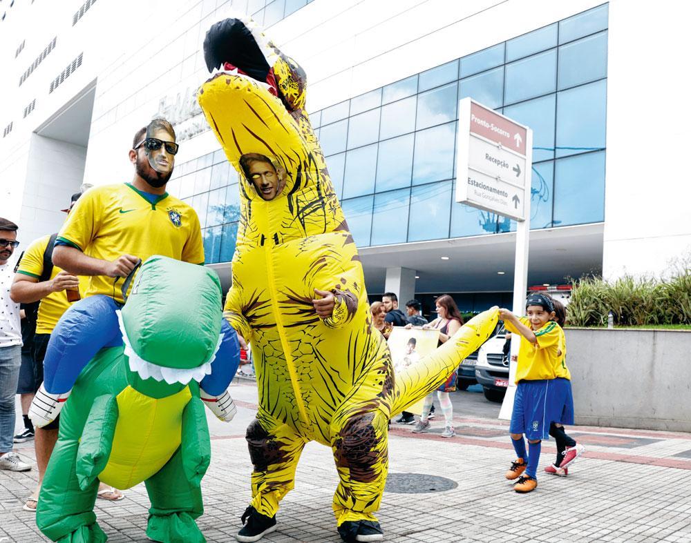Voor het ziekenhuis in het Braziliaanse Belo Horizonte waar Neymar geopereerd werd, hopen fans een glimp van hem op te kunnen vangen.