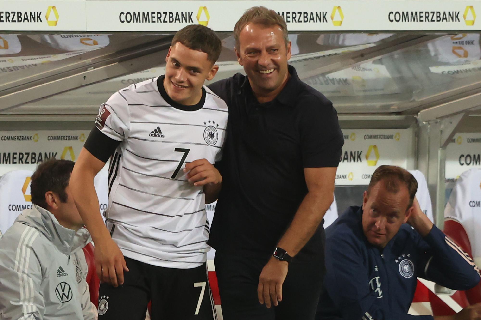 Florian Wirtz met bondscoach Hansi Flick