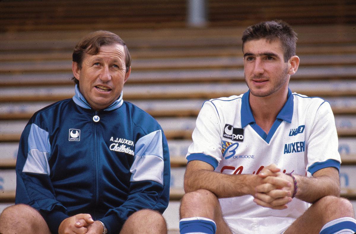 Guy Roux met Eric Cantona, die in 1981 bij Auxerre kwam voetballen: 'Dat was voor mij een zorgenkind.'