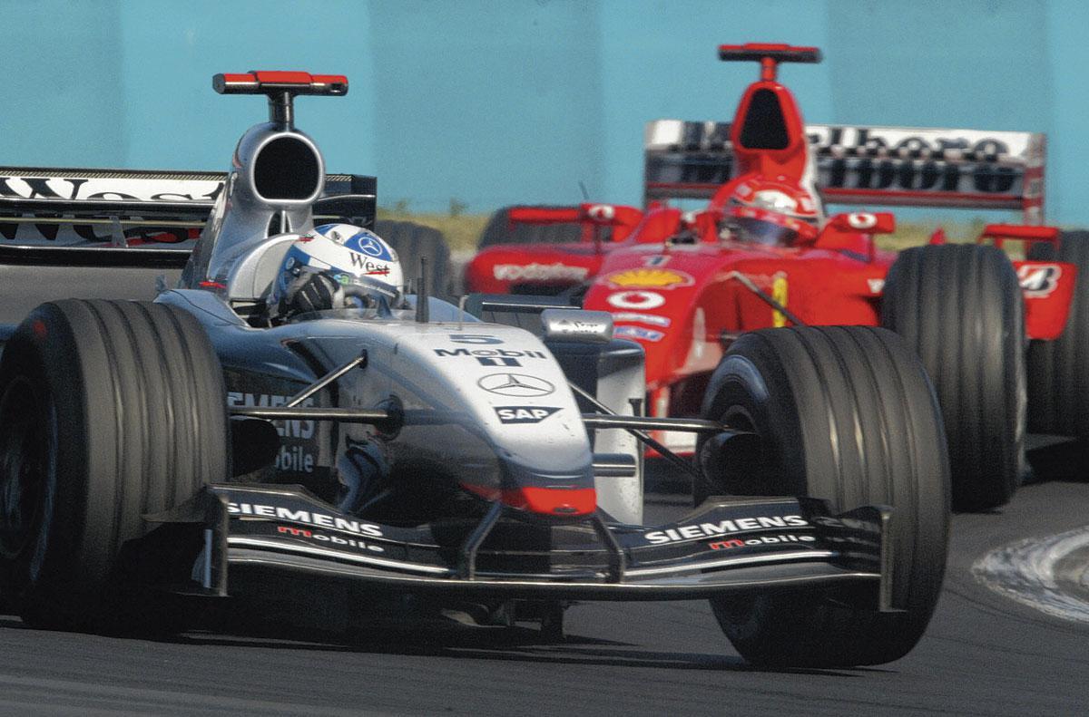 Een momentopname uit de carrière van Schumacher: in zijn rode Ferrari achtervolgt hij de McLaren van David Coulthard.