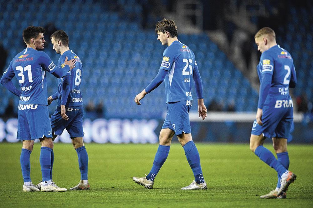 De spelers van KRC Genk laten de kopjes hangen na de 0-2-nederlaag tegen KAA Gent.