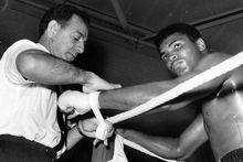 Angelo Dundee en Muhammad Ali (toen nog Cassius Clay)