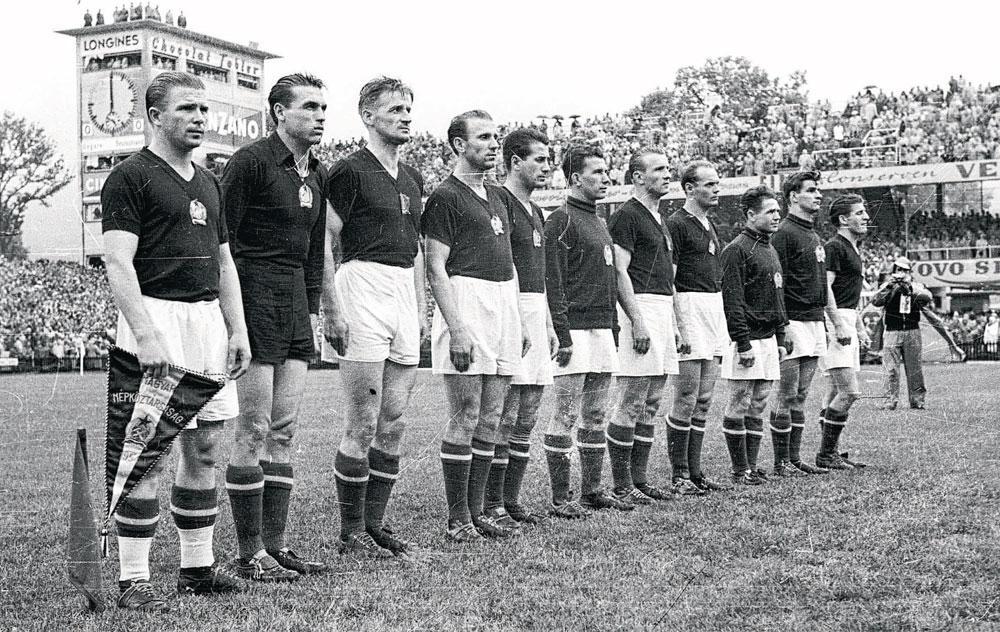 Het elftal van Hongarije voor de WK-finale tegen West-Duitsland, met Ferenc Puskás en Gyula Grosics naast elkaar.