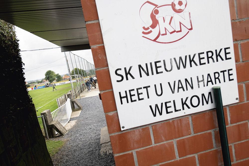 SKN, een familieclub uit Nieuwkerke in de Westhoek,  is in de streek de vreemde eend in de bijt en speelt als enige in tweede provinciale.