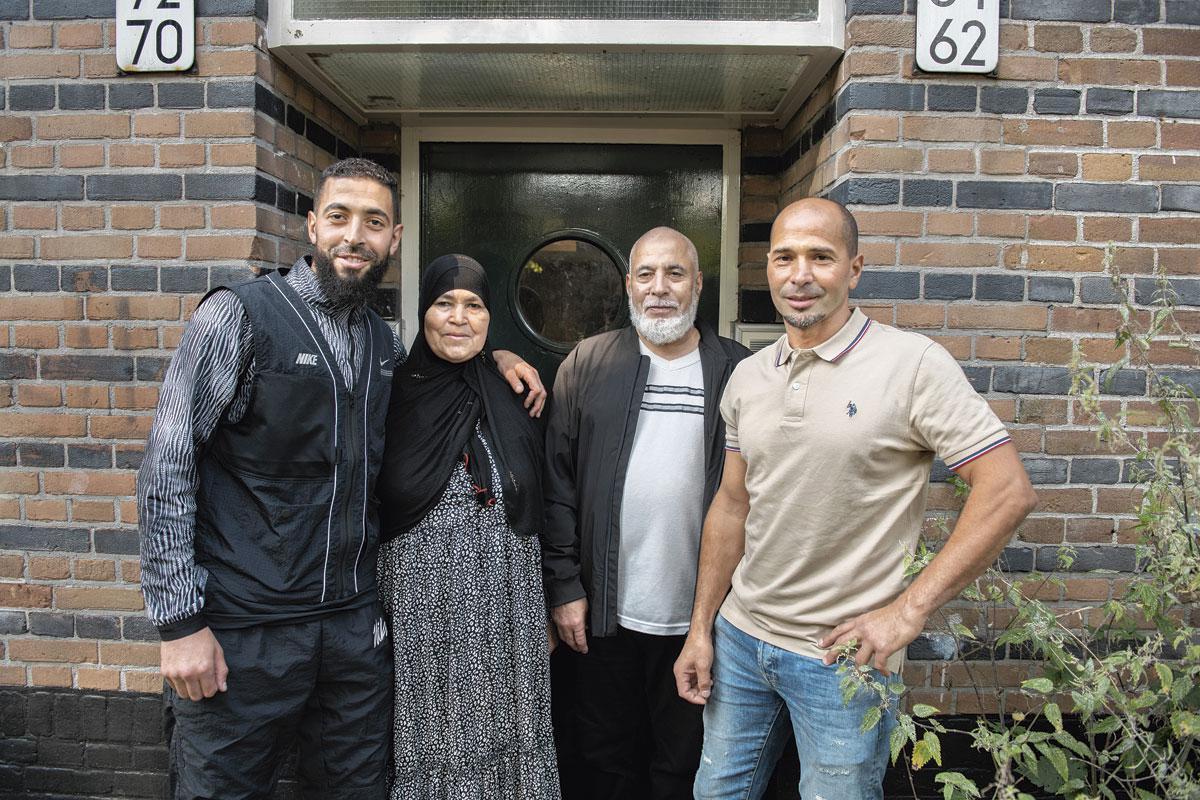 Vader Messoud en moeder Aicha met Omar en Mohammed voor hun voordeur aan het Van Beuningenplein. 'We leerden Tarik om verantwoordelijkheid voor zichzelf te nemen en hielden hem voor dat hij hard moest werken om ergens te komen.'