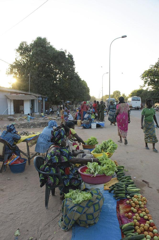Straatverkoop van groenten en fruit in Ziguinchor, de hoofdstad van de vruchtbaarste streek van Senegal.