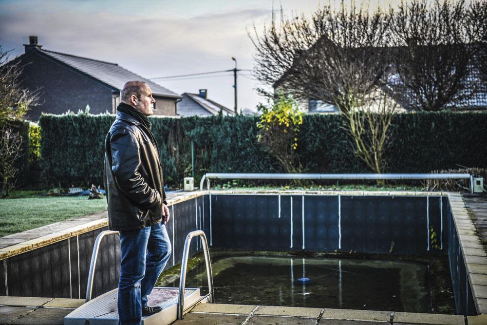 Jean-Marc Bosman bij het al jaren leeg staande zwembad aan zijn huis: 'Als ik dronk, vergat ik mijn problemen.'