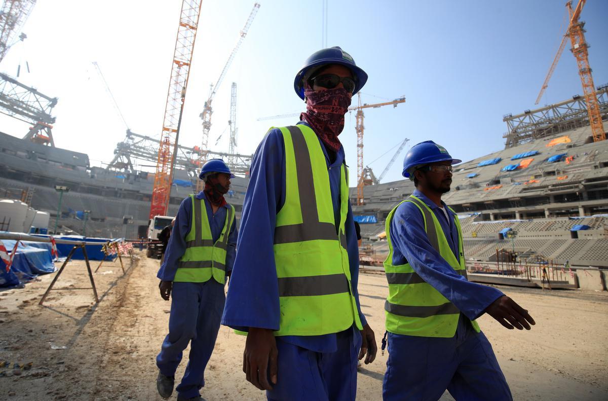 Arbeiders bij het Lusail Stadion Qatar.