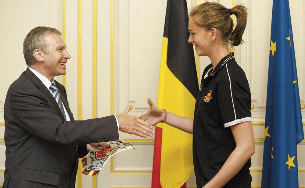 In 2011 ontvangt Yves Leterme, toenmalig eerste minister, Meesseman en co, toen ze Europees kampioen werden bij de U18.