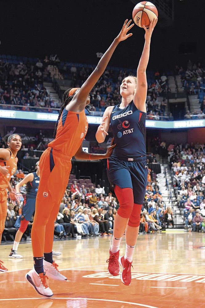 Een speelster van Connecticut Sun, de tegenstander in de WNBA-finals, probeert Meesseman af te stoppen.