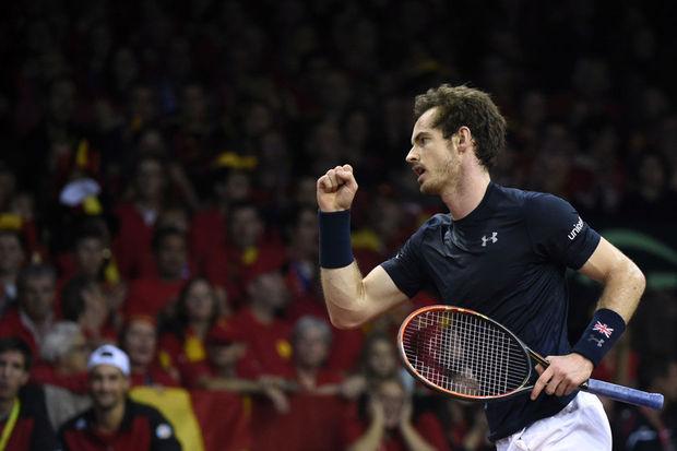 Andy Murray klopt David Goffin op de Davis Cup 2015