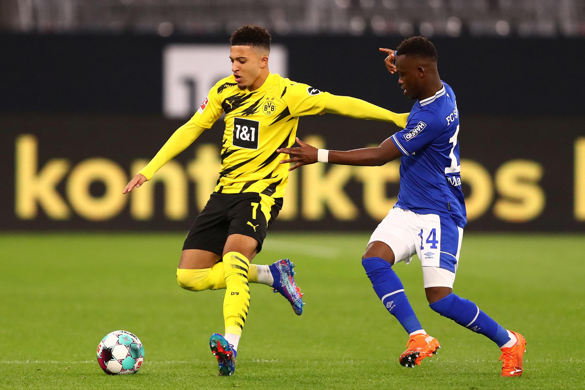 Matondo in actie voor Schalke 04 tegen Jadon Sancho (Dortmund).