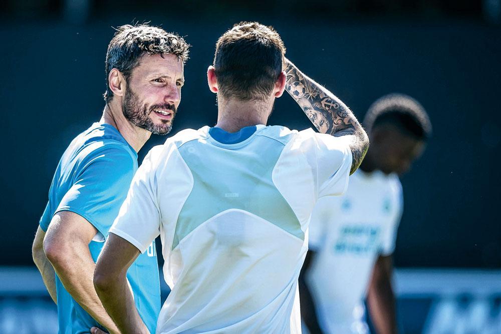 De nieuwe trainer van PSV, Mark van Bommel, spreekt met Gastón Pereiro. De Urugayuaan moest onder Phillip Cocu genoegen nemen met een bijrol, maar krijgt nu een bepalende rol op de nummer-tien-positie.