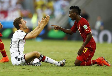 Thomas Müller en Harrison Afful in discussie tijdens Duitsland-Ghana