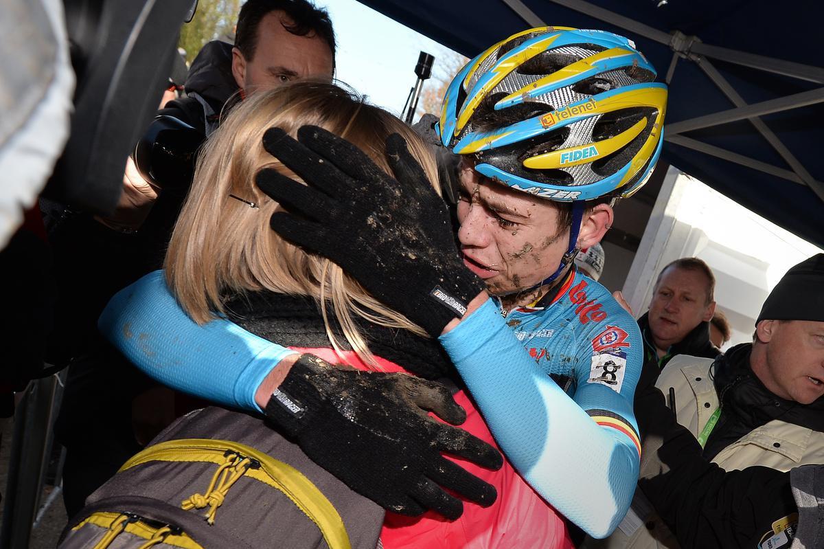 Wout van Aert omarmt zijn vriendin Sarah De Bie na zijn eerste wereldtitel in Hoogerheide.