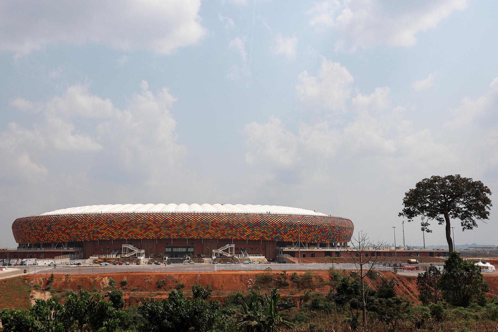 Dit Olembéstadion in Yaoundé mogen zondagavond voor de openingswedstrijd voor 80% worden gevuld, maar lukt dat ook?