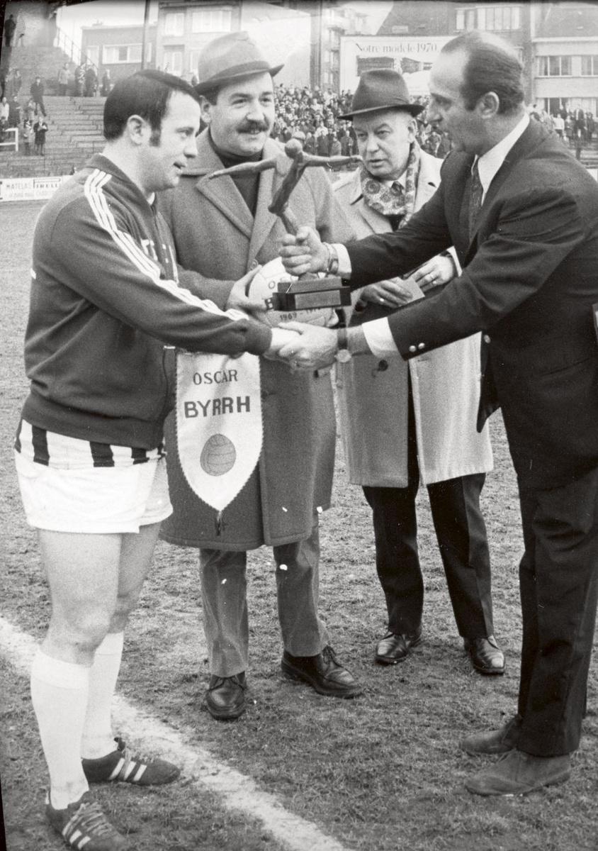 Een beeld uit 1970: Georget Bertoncello krijgt voor een match een prijs overhandigd.