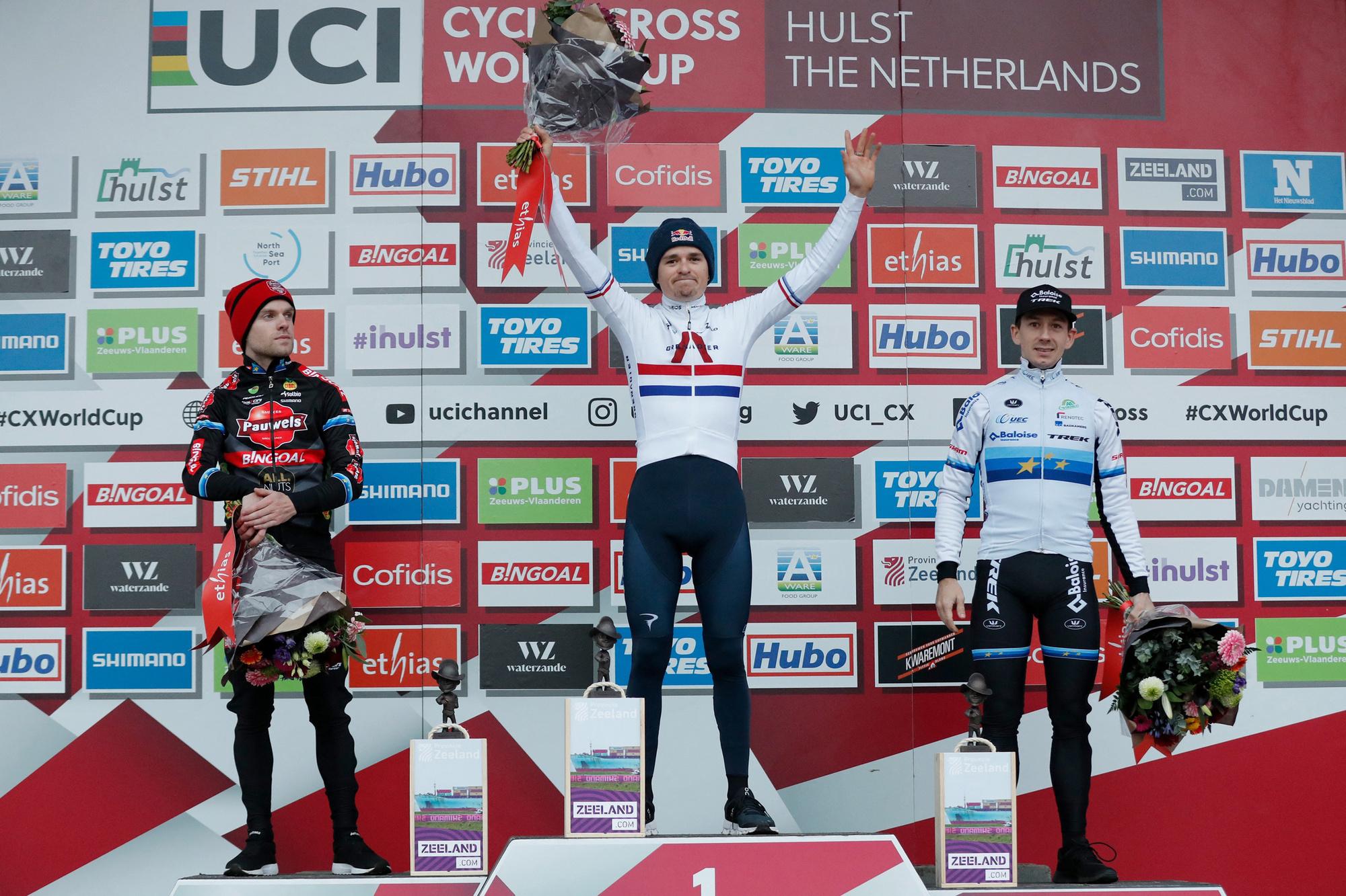 Het podium van de Wereldbekercross in Hulst met Eli Iserbyt (l), Tom Pidcock (m) en Lars van der Haar (r)
