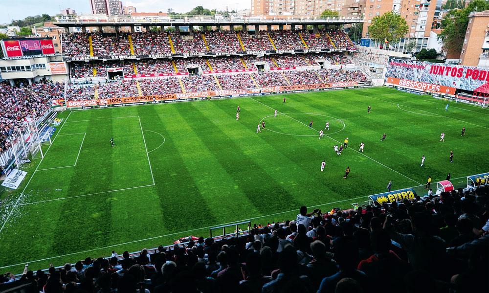 Een zicht op het stadion van Rayo Vallecano dat midden in de Madrileense wijk ligt. Barcelona is de tegenstander.