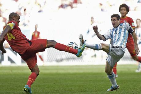 Vincent Kompany in duel met Lionel Messi.