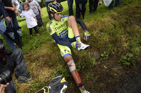 Alberto Contador geeft op na een val in de tiende etappe van de Tour de France 2014, waarbij hij zijn rechterscheenbeen brak.