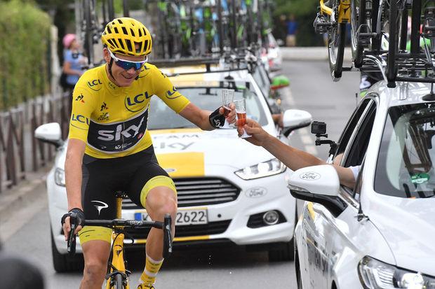 Chris Froome viert zijn vierde Touroverwinning al tijdens de rit naar Parijs